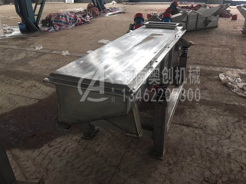 如何預(yù)防顆粒粉料分離直線篩選機(jī)運(yùn)行時(shí)塵土飛揚(yáng)？