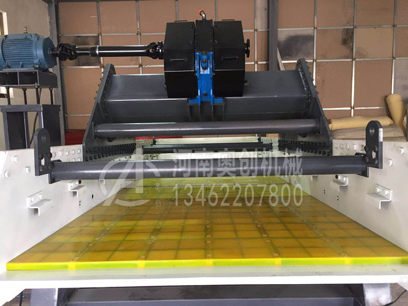 脫水篩型號(hào)及產(chǎn)量由振動(dòng)器的振動(dòng)產(chǎn)生的復(fù)旋轉(zhuǎn)振動(dòng)來工作