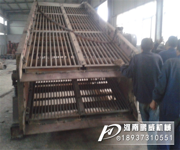 渣土大塊石頭使用棒條振動篩可以解決篩網(wǎng)跟換頻率
